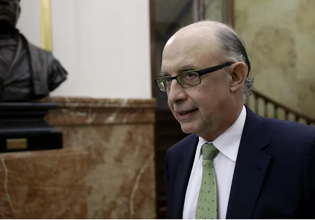 El exministro de Hacienda, Cristóbal Montoro, en los pasillos del Congreso. EFE / LA VERDAD