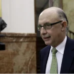 El exministro de Hacienda, Cristóbal Montoro, en los pasillos del Congreso. EFE / LA VERDAD