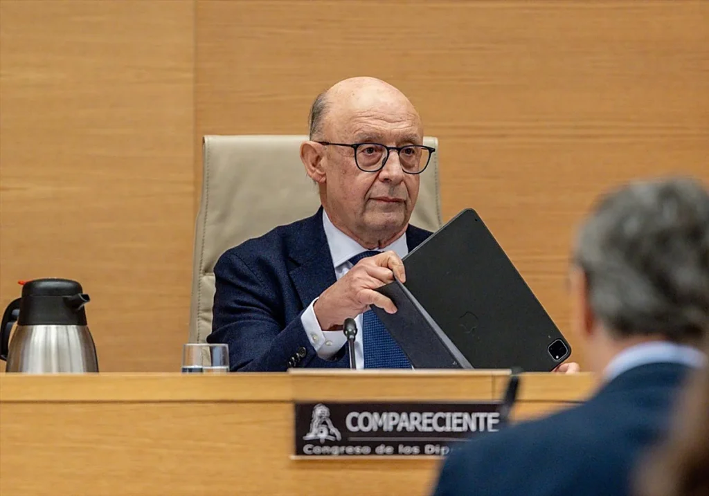 El exministro de Hacienda Cristóbal Montoro comparece ante la comisión de la 'operación Cataluña' en abril de 2025. EP / LA VERDAD