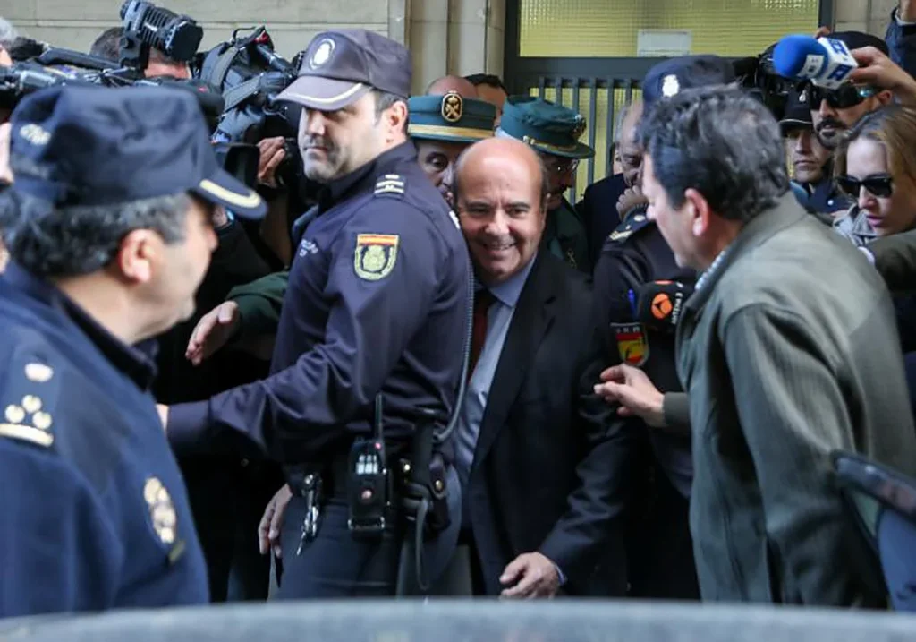 Gaspar Zarrías a su salida de los juzgados de Sevilla por el caso de los ERE. R. C. / LA VERDAD