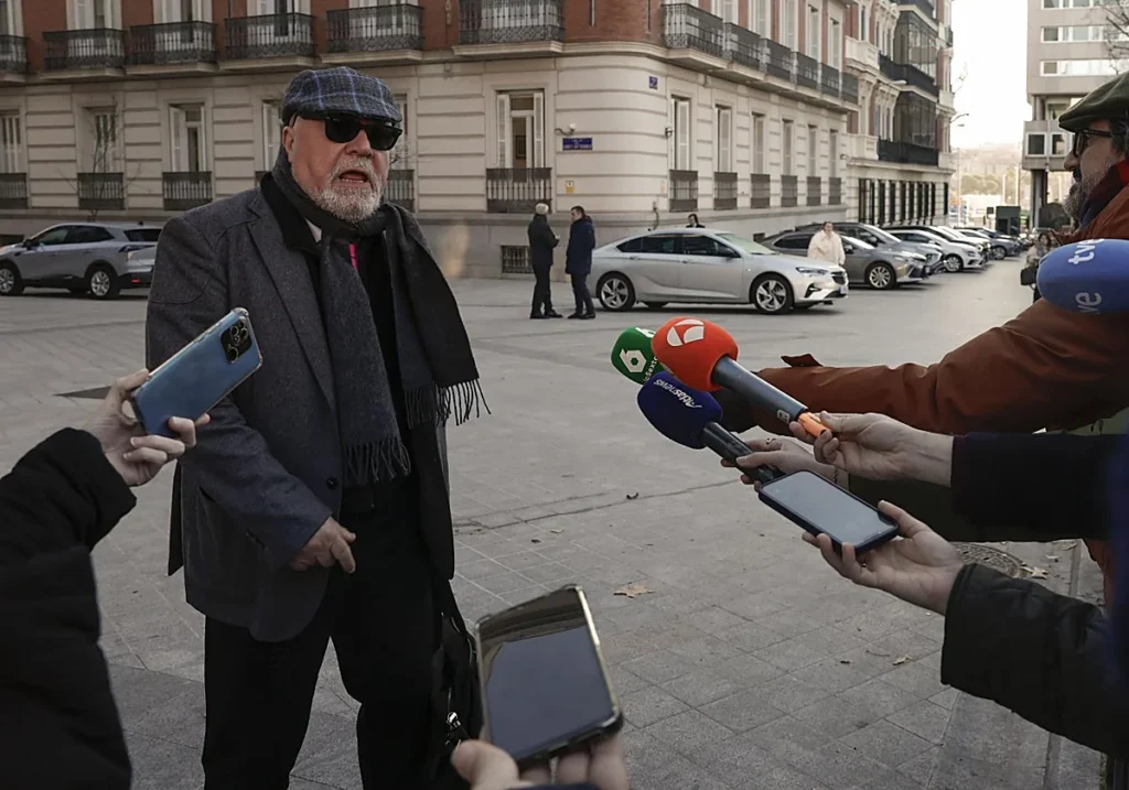 El comisario jubilado José Manuel Villarejo se dirige a los medios a su llegada este martes a la Audiencia Nacional. EFE / LA VERDAD