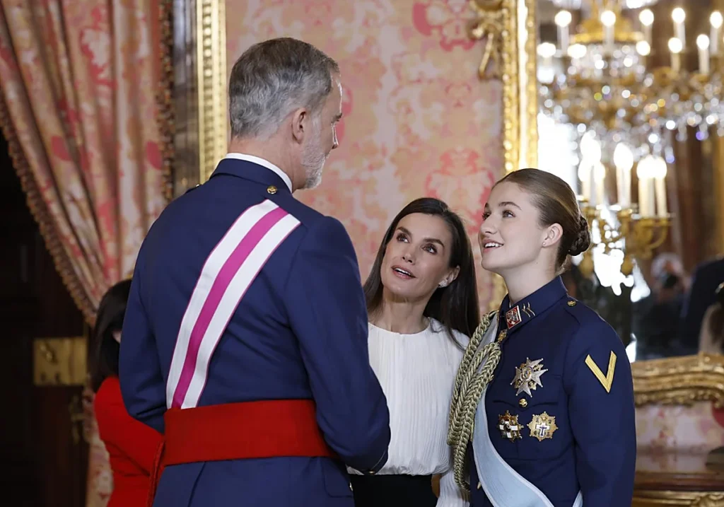 La princesa Leonor, el rey Felipe VI y la reina Letizia antes de los discursos en el Salón del Trono del Palacio Real. EFE