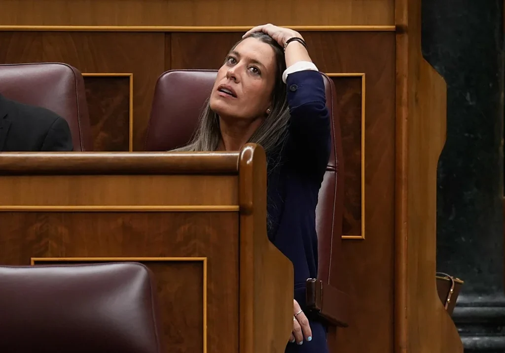 La portavoz parlamentaria de Junts, Míriam Nogueras, en un momento del pleno en el que su partido tumbó, junto a PP y Vox, el real decreto ley que incluía la revalorización de las pensiones. EFE / LA VERDAD