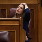 La portavoz parlamentaria de Junts, Míriam Nogueras, en un momento del pleno en el que su partido tumbó, junto a PP y Vox, el real decreto ley que incluía la revalorización de las pensiones. EFE / LA VERDAD