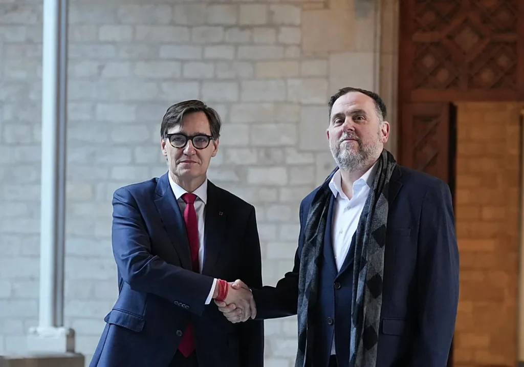 El presidente de la Generalitat, Salvador Illa, se reúne con el líder de ERC, Oriol Junqueras, el pasado viernes en Barcelona. EP