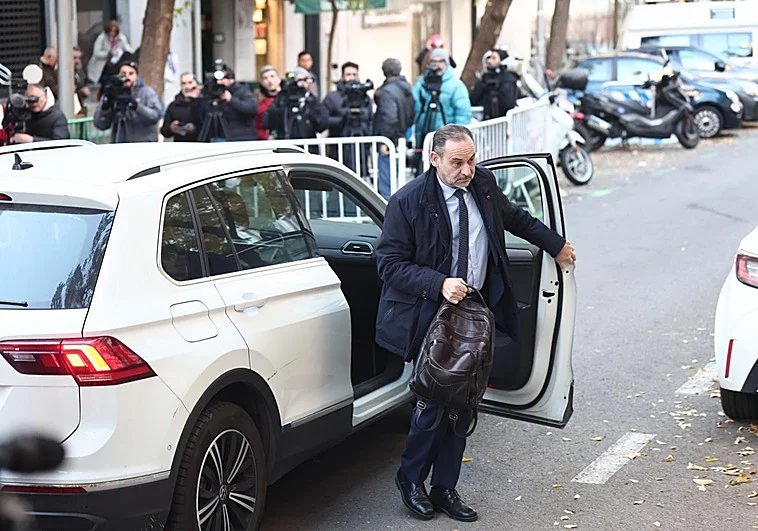 José Luis Ábalos entra en el Tribunal Supremo el pasado 27 de noviembre, el día en el que el juez le envió a prisión. EP