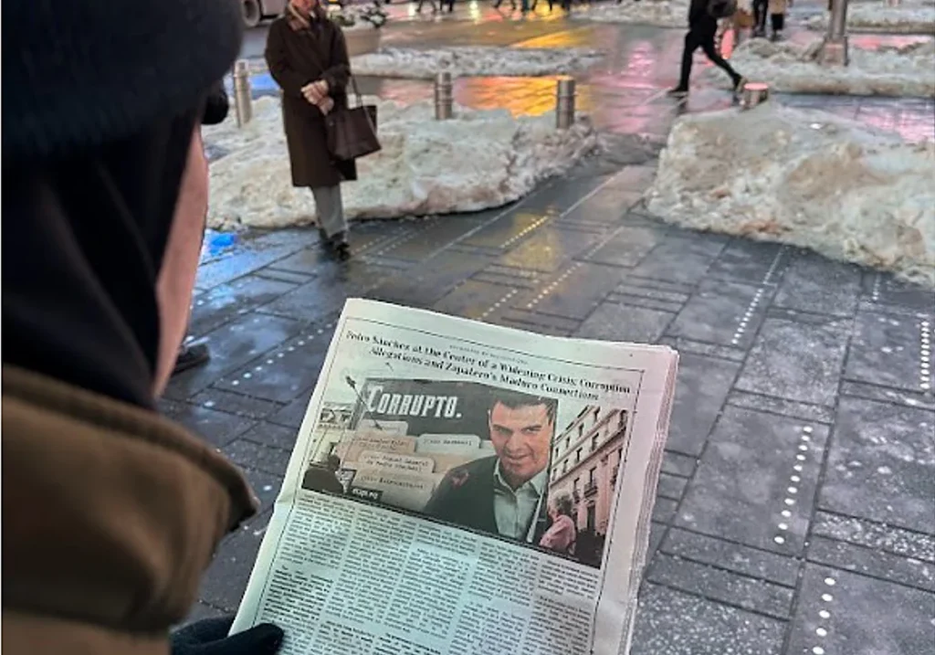 Imagen de la página contra Sánchez en el periódico gratuito de Nueva York R.C. / LA VERDAD