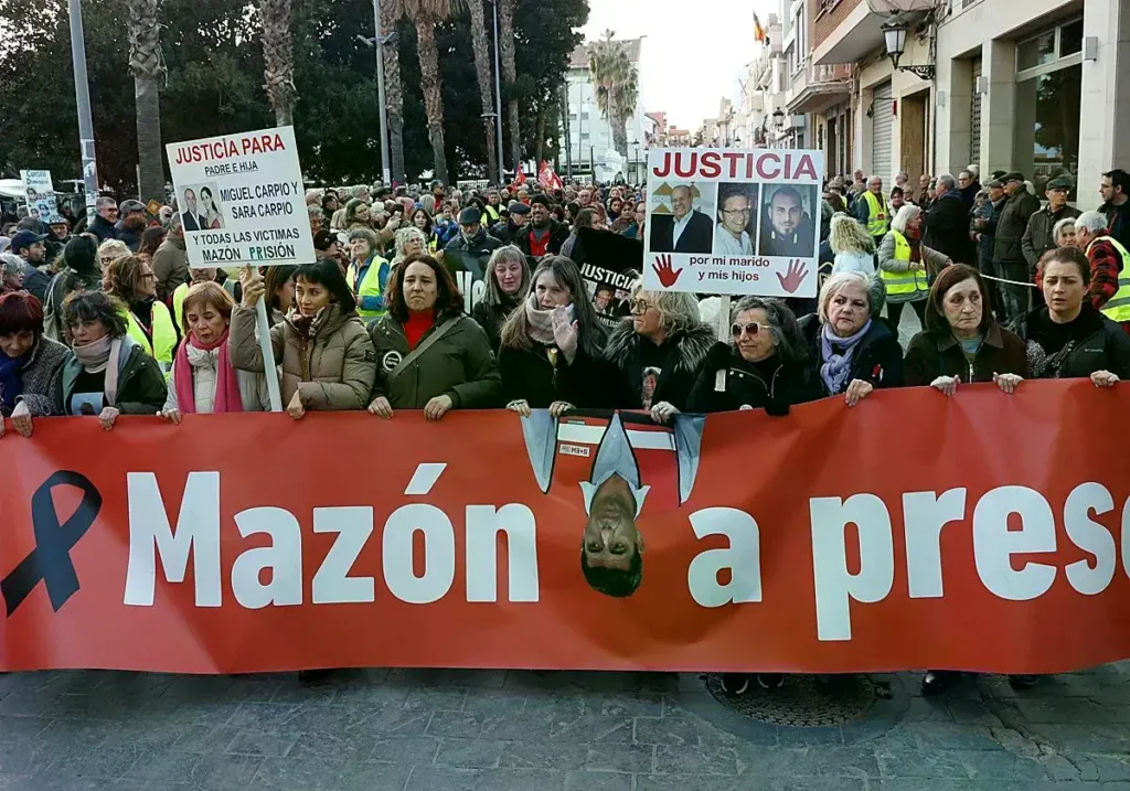 Pancarta de la cabecera de la manifestación por la gestión política de la dana.