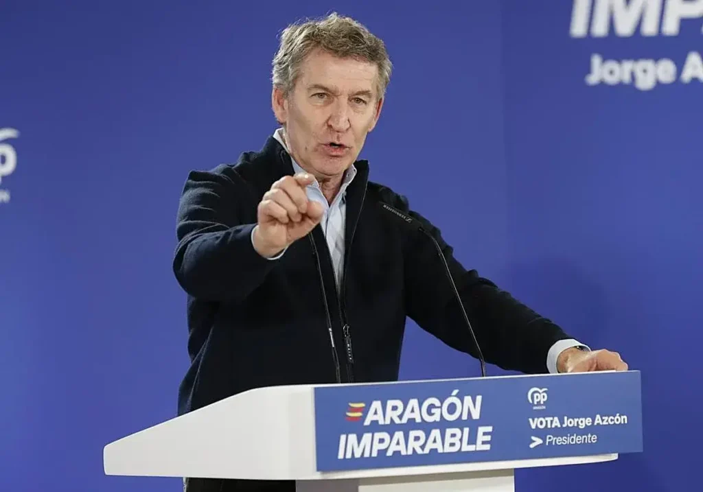 Alberto Núñez Feijóo durante un mitin del PP en Calatayud.