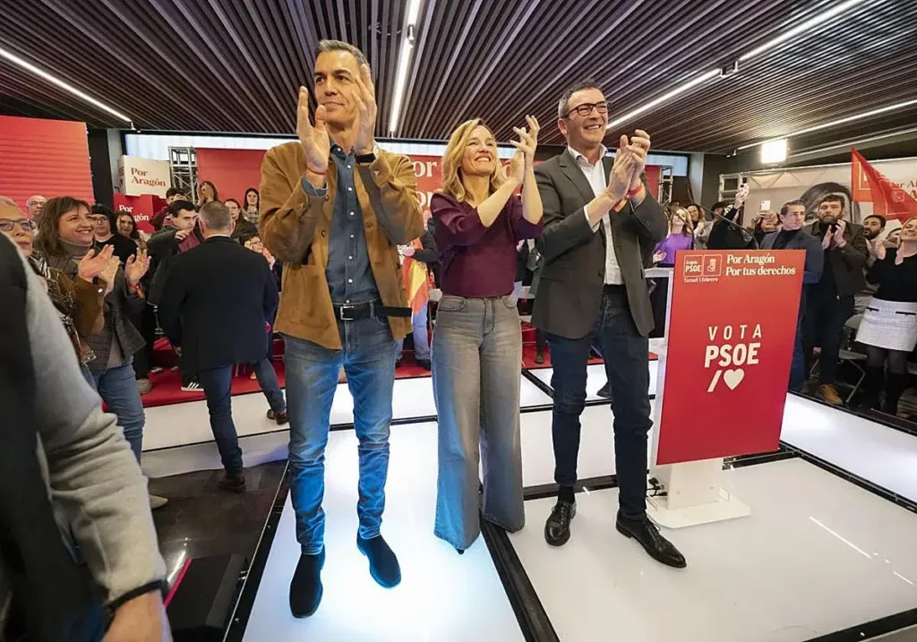 Pedro Sánchez durante un mitin en Teruel junto a Pilar Alegría.