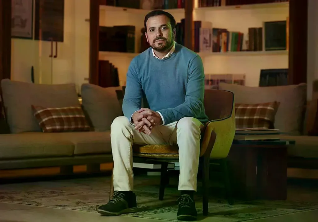 Alberto Garzón posa para una entrevista en un hotel de Madrid.