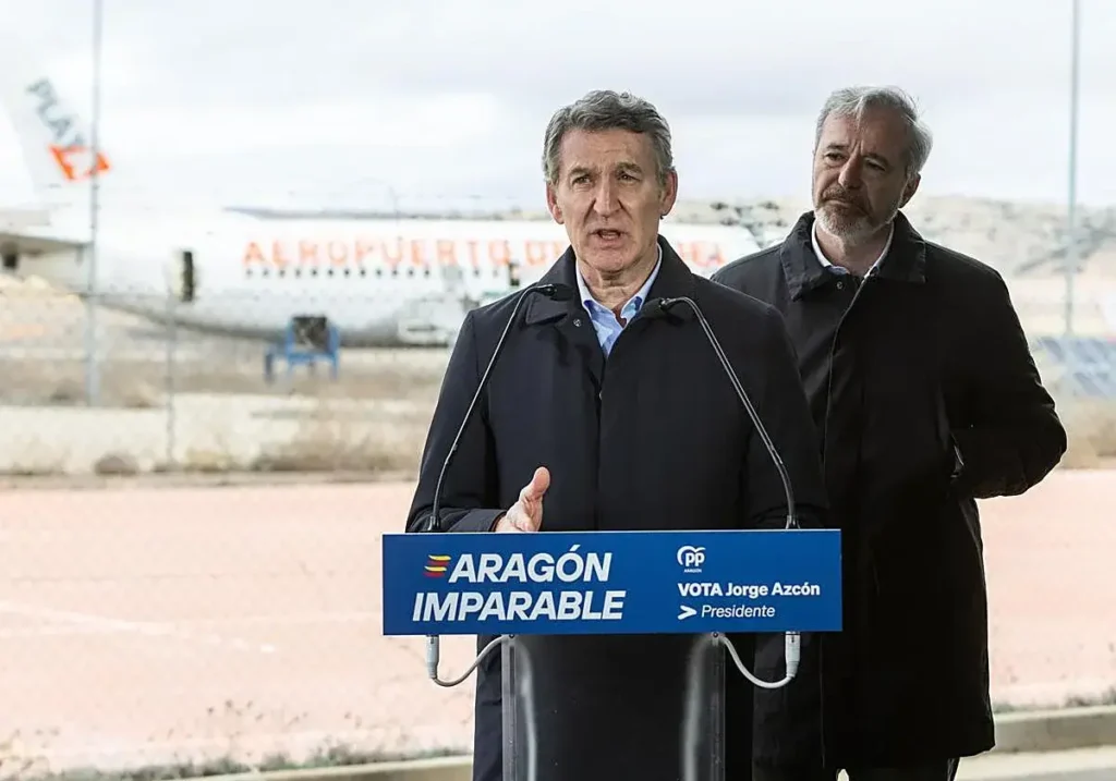 Feijóo, junto a Azcón este martes en el aeropuerto de Teruel.