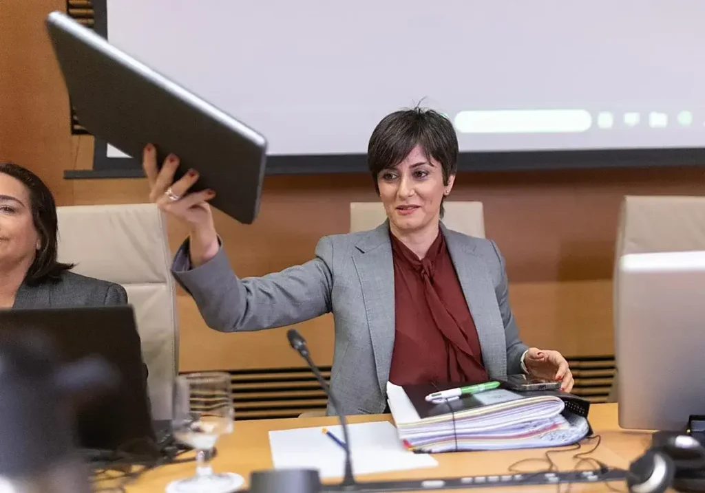 La ministra de Vivienda, Isabel Rodríguez, en una comisión parlamentaria.