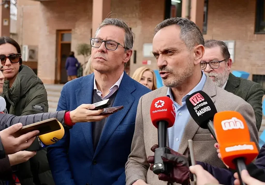 El alcalde de Móstoles, Manuel Bautista, junto al secretario general del PP de Madrid, Alfonso Serrano.
