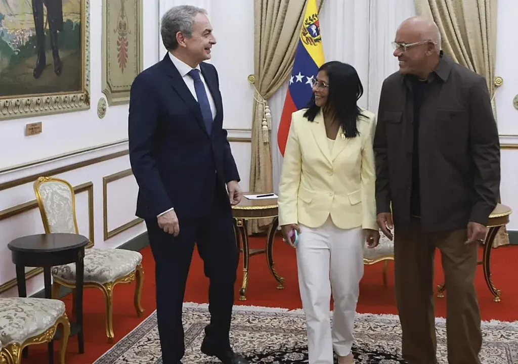 José Luis Rodríguez Zapatero con la presidenta encargada de Venezuela, Delcy Rodríguez, y su hermano Jorge.