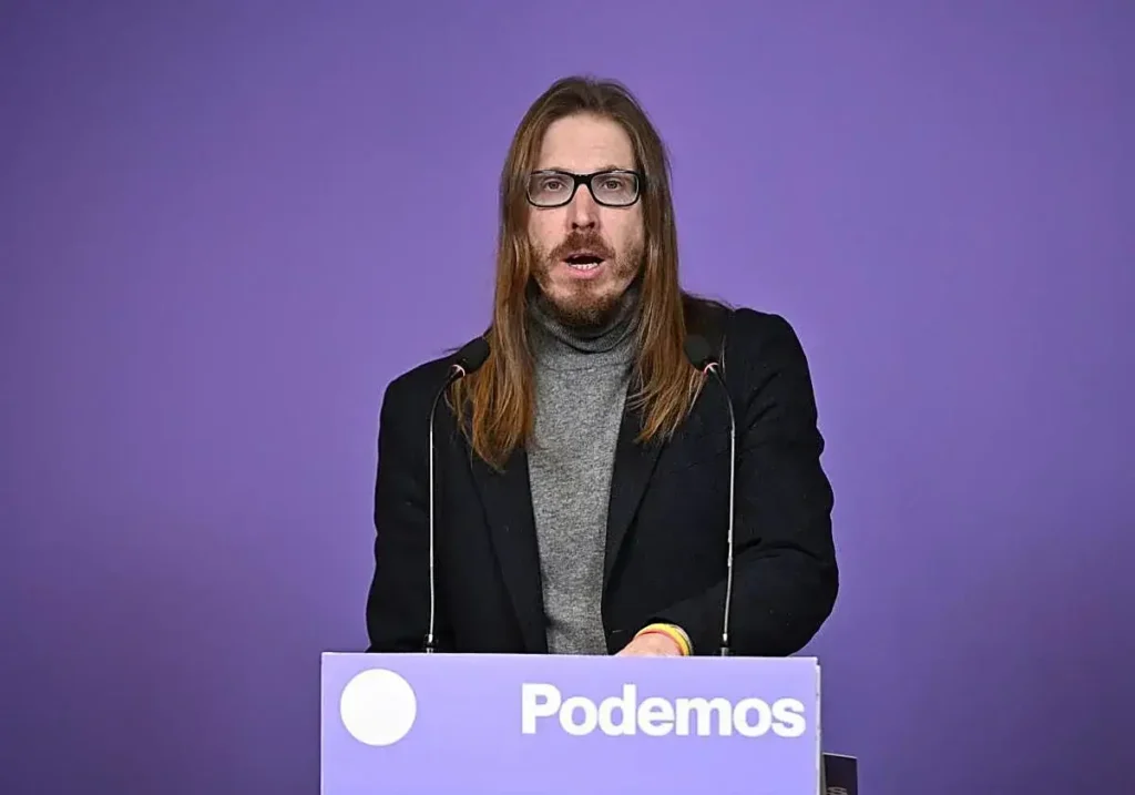 El secretario de Organización de Podemos, Pablo Fernández, en una rueda de prensa.