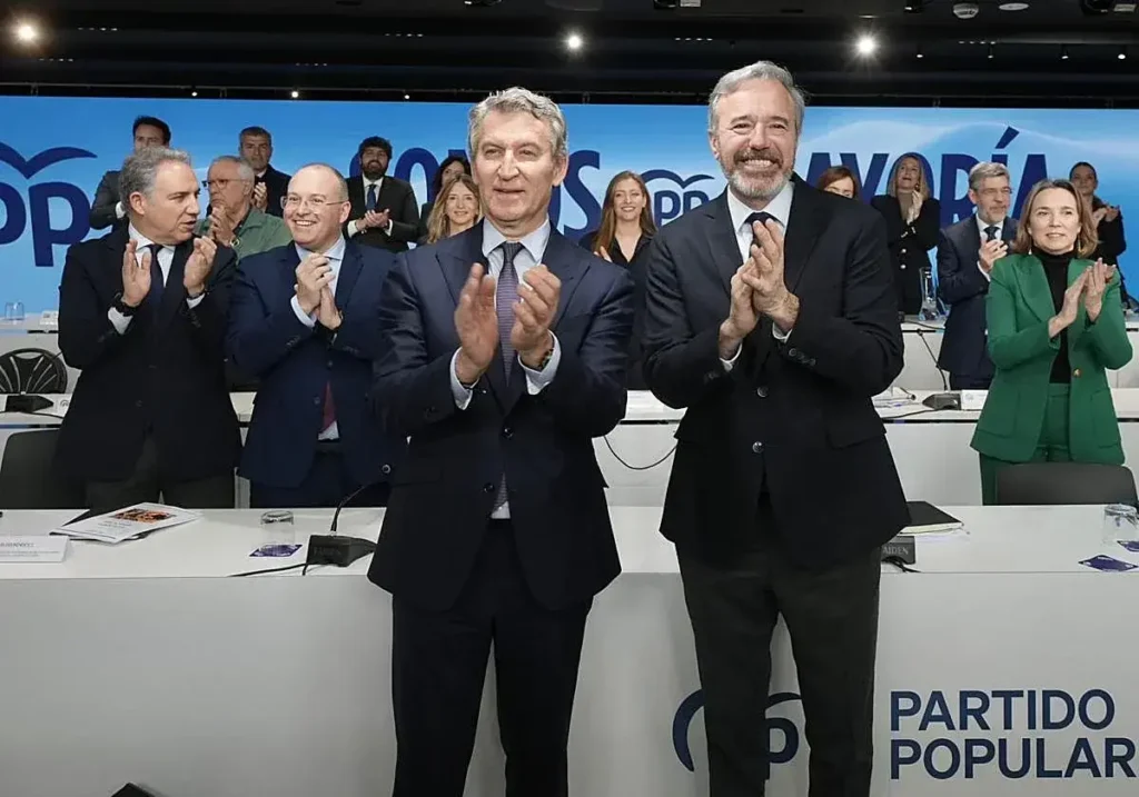 Feijóo junto a Azcón en la Junta Directiva Nacional del PP.