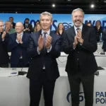 Feijóo junto a Azcón en la Junta Directiva Nacional del PP.