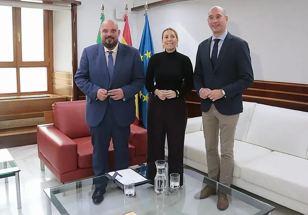 El presidente de la Asamblea de Extremadura, Manuel Naharro, con la presidenta en funciones, María Guardiola.