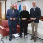 El presidente de la Asamblea de Extremadura, Manuel Naharro, con la presidenta en funciones, María Guardiola.