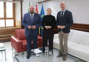 El presidente de la Asamblea de Extremadura, Manuel Naharro, con la presidenta en funciones, María Guardiola.
