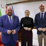 El presidente de la Asamblea de Extremadura, Manuel Naharro, con María Guardiola, y el portavoz del Grupo Popular, José Ángel