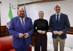 El presidente de la Asamblea de Extremadura, Manuel Naharro, con María Guardiola, y el portavoz del Grupo Popular, José Ángel