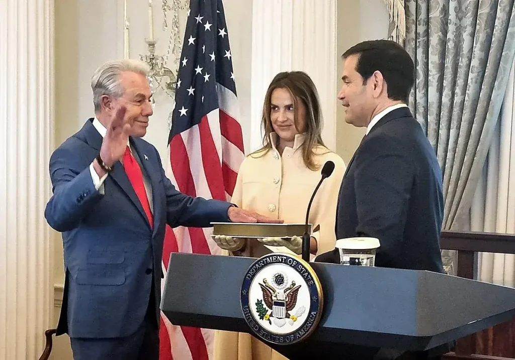 Benjamin León Jr. jurando como nuevo embajador de EE UU en España ante el secretario de Estado Marco Rubio.