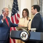 Benjamin León Jr. jurando como nuevo embajador de EE UU en España ante el secretario de Estado Marco Rubio.