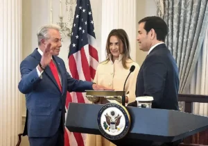 Benjamin León Jr. jurando como nuevo embajador de EE UU en España ante el secretario de Estado Marco Rubio.