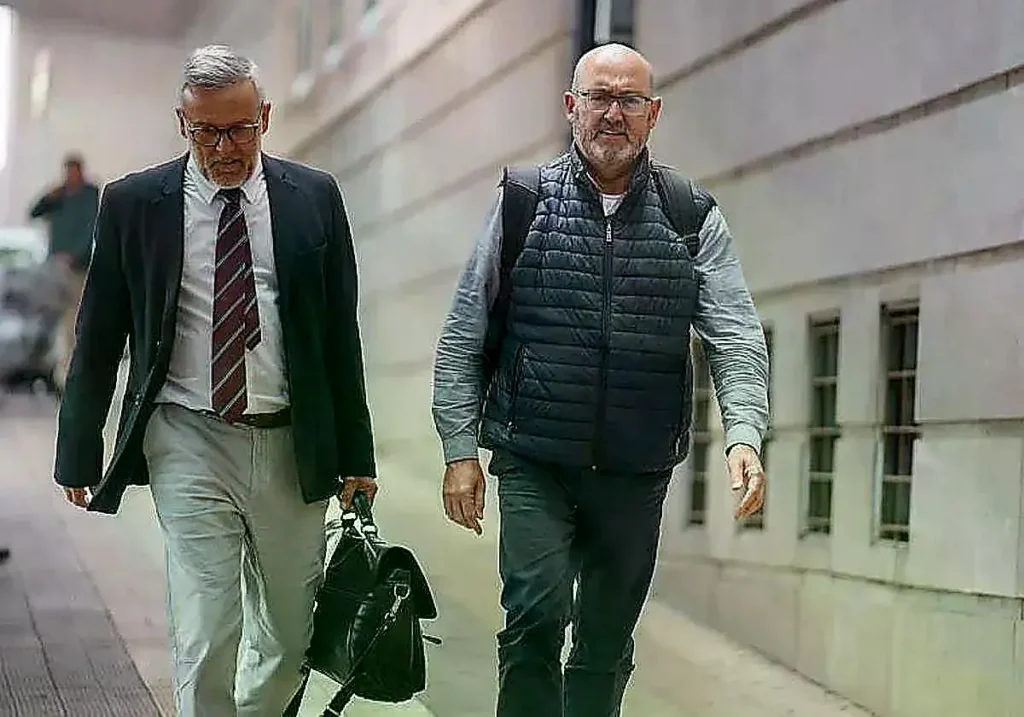 Juan Bernardo Fuentes (der.) junto a su abogado.