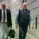 Juan Bernardo Fuentes (der.) junto a su abogado.