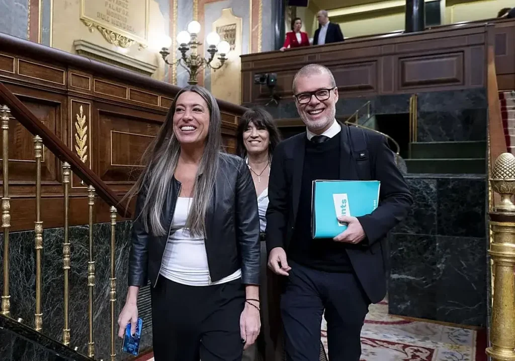 Los diputados de Junts Miriam Nogueras y Josep María Crusset a su llegada al pleno