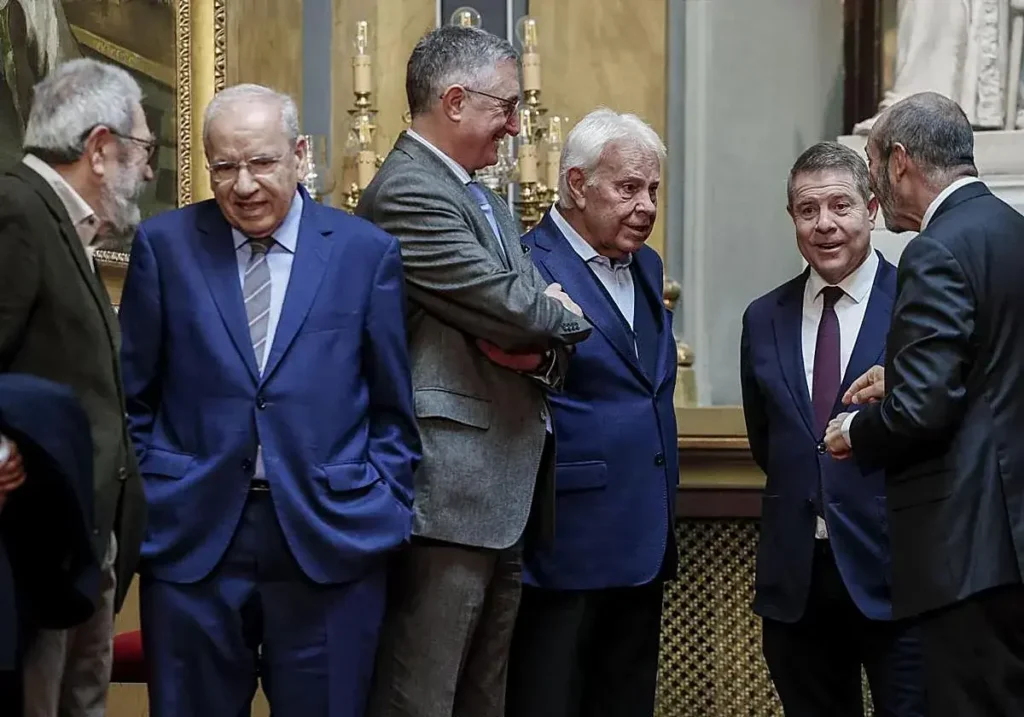 Emiliano García-Page junto a Felipe González y Alfonso Guerra en un homenaje a Javier Lambán