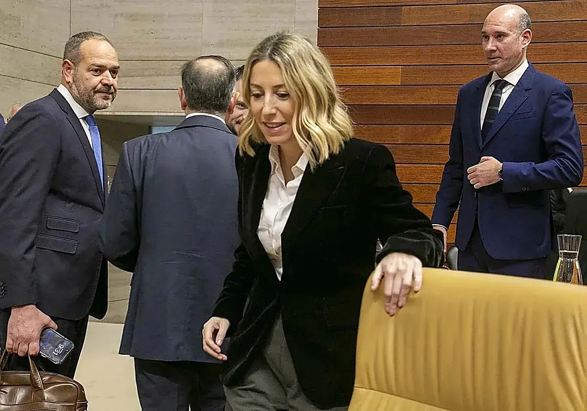 La presidenta de la Junta en funciones, María Guardiola, en el pleno.