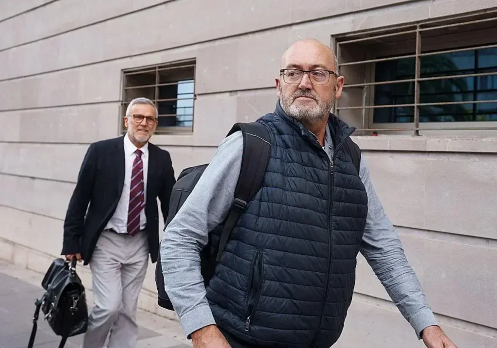 Juan Bernardo Fuentes (a la derecha), en el exterior de la sede judicial de la capital tinerfeña.