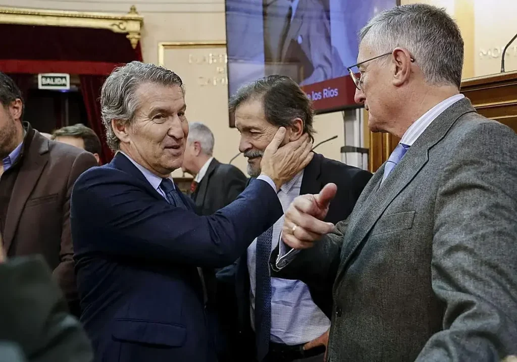 Feijóo, con Javier Fernández, en un acto de homenaje a Lambán en noviembre.