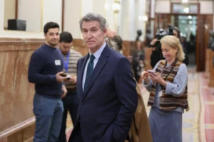 Alberto Núñez Feijóo a su salida del pleno del Congreso de los Diputados.