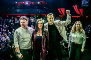 Gabriel Rufián, Sarah Santaolalla y Emilio Delgado, en el acto de Madrid.
