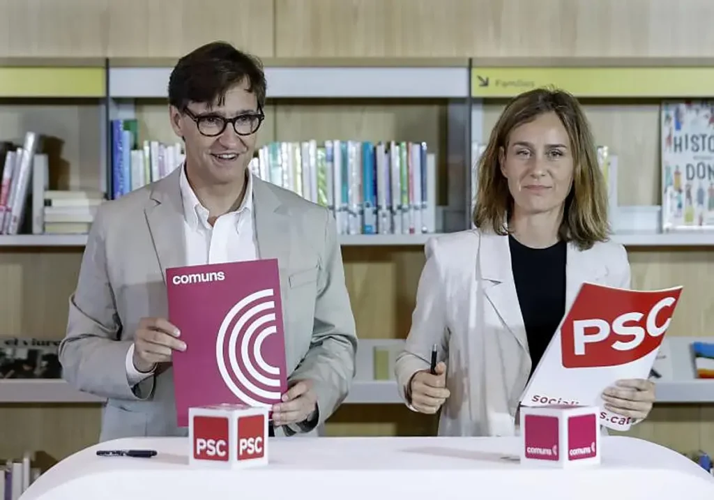 La presidenta de Comuns, Jéssica Albiach, y el primer secretario del PSC, Salvador Illa, durante la firma del acuerdo.