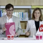 La presidenta de Comuns, Jéssica Albiach, y el primer secretario del PSC, Salvador Illa, durante la firma del acuerdo.