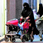 Mujeres con vestimenta islámica en una calle de Cataluña.