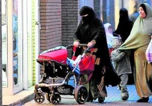 Mujeres con vestimenta islámica en una calle de Cataluña.