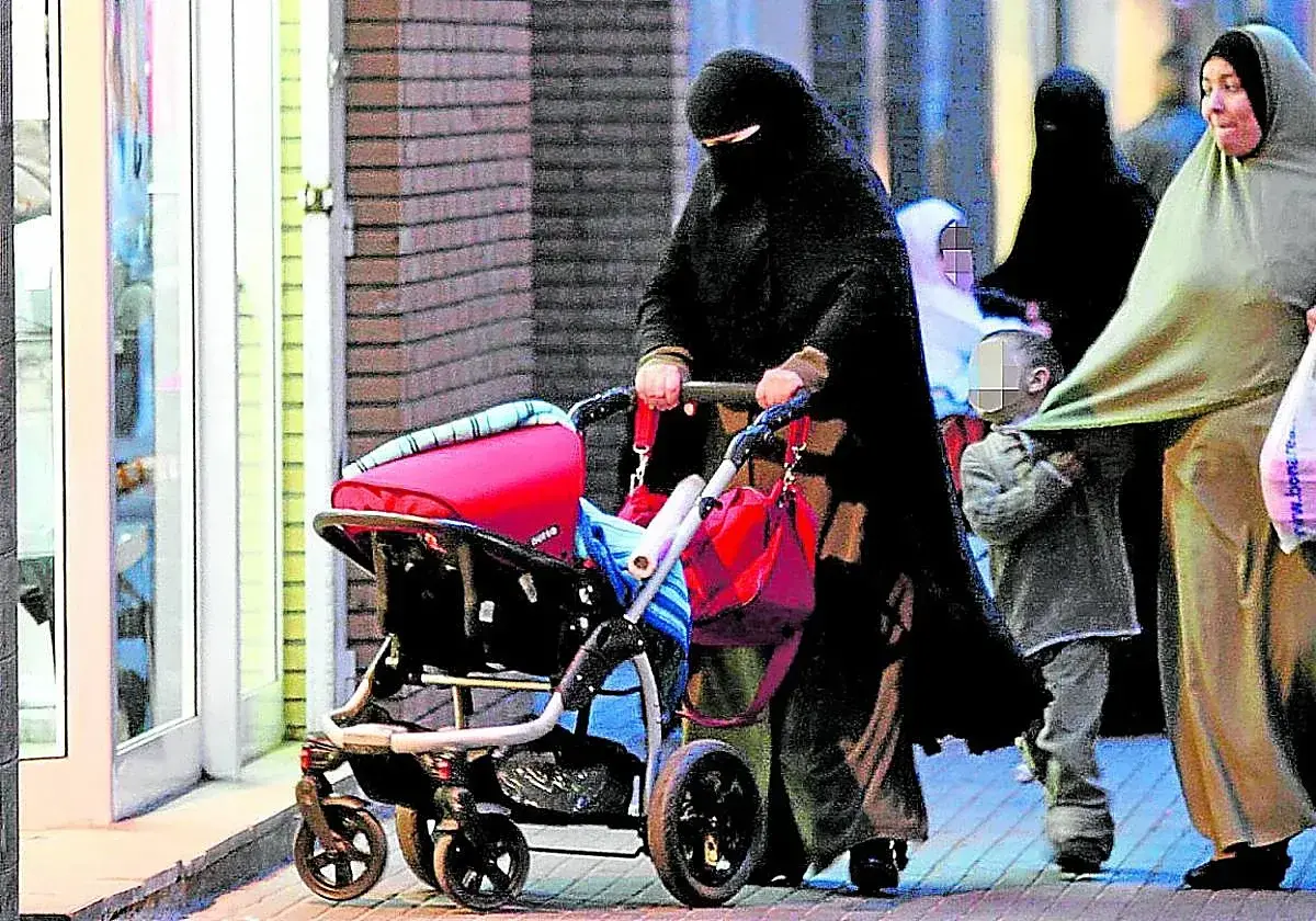 Mujeres con vestimenta islámica en una calle de Cataluña.