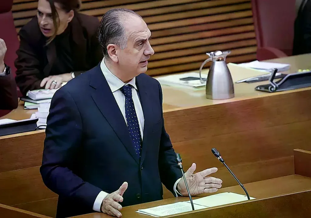 El conseller de Emergencias Juan Carlos Valderrama, en la tribuna de Les Corts.