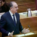 El conseller de Emergencias Juan Carlos Valderrama, en la tribuna de Les Corts.