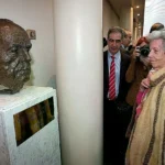 Busto de Manuel Fraga Iribarne en un pasillo del Senado.