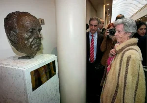 Busto de Manuel Fraga Iribarne en un pasillo del Senado.