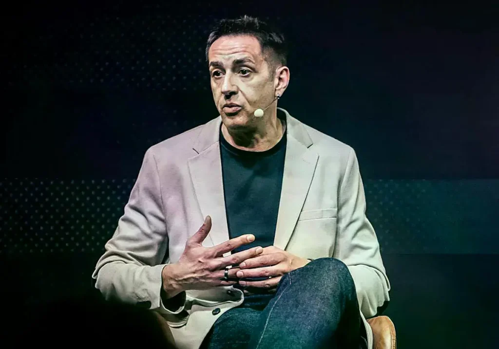 Emilio Delgado durante el acto con Gabriel Rufián