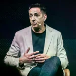 Emilio Delgado durante el acto con Gabriel Rufián